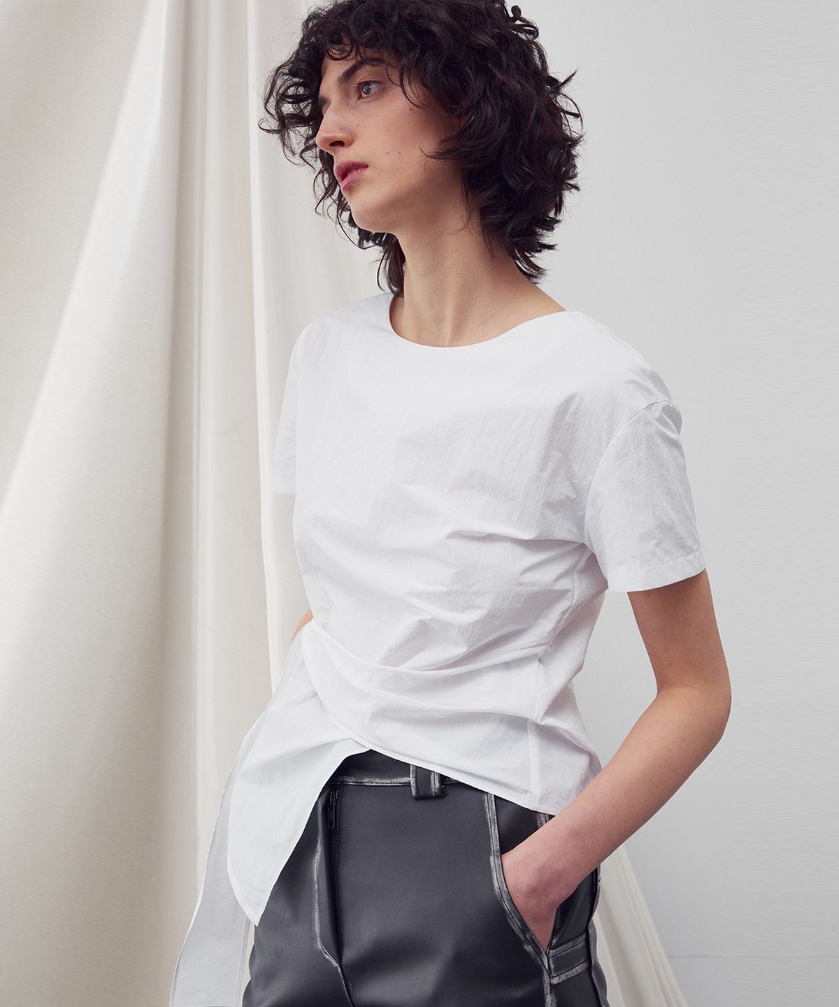 리이(RE RHEE) ASYMMETRIC HEM BLOUSE WHITE