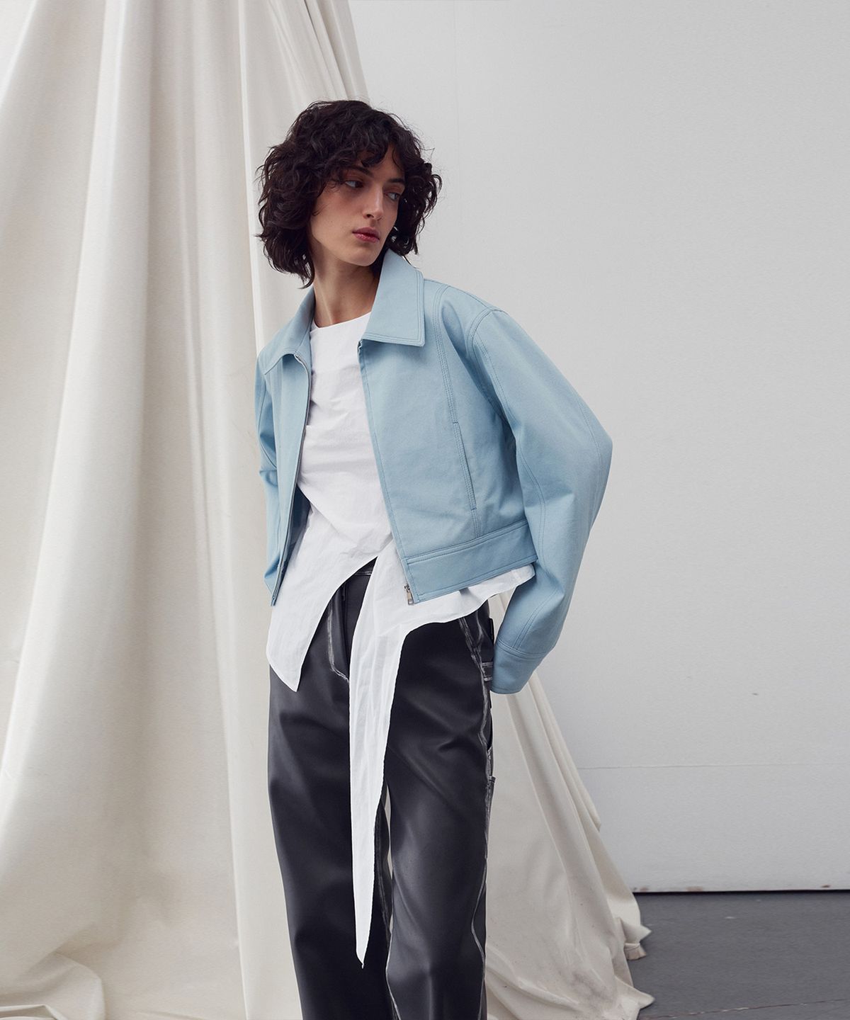 리이(RE RHEE) ASYMMETRIC HEM BLOUSE WHITE