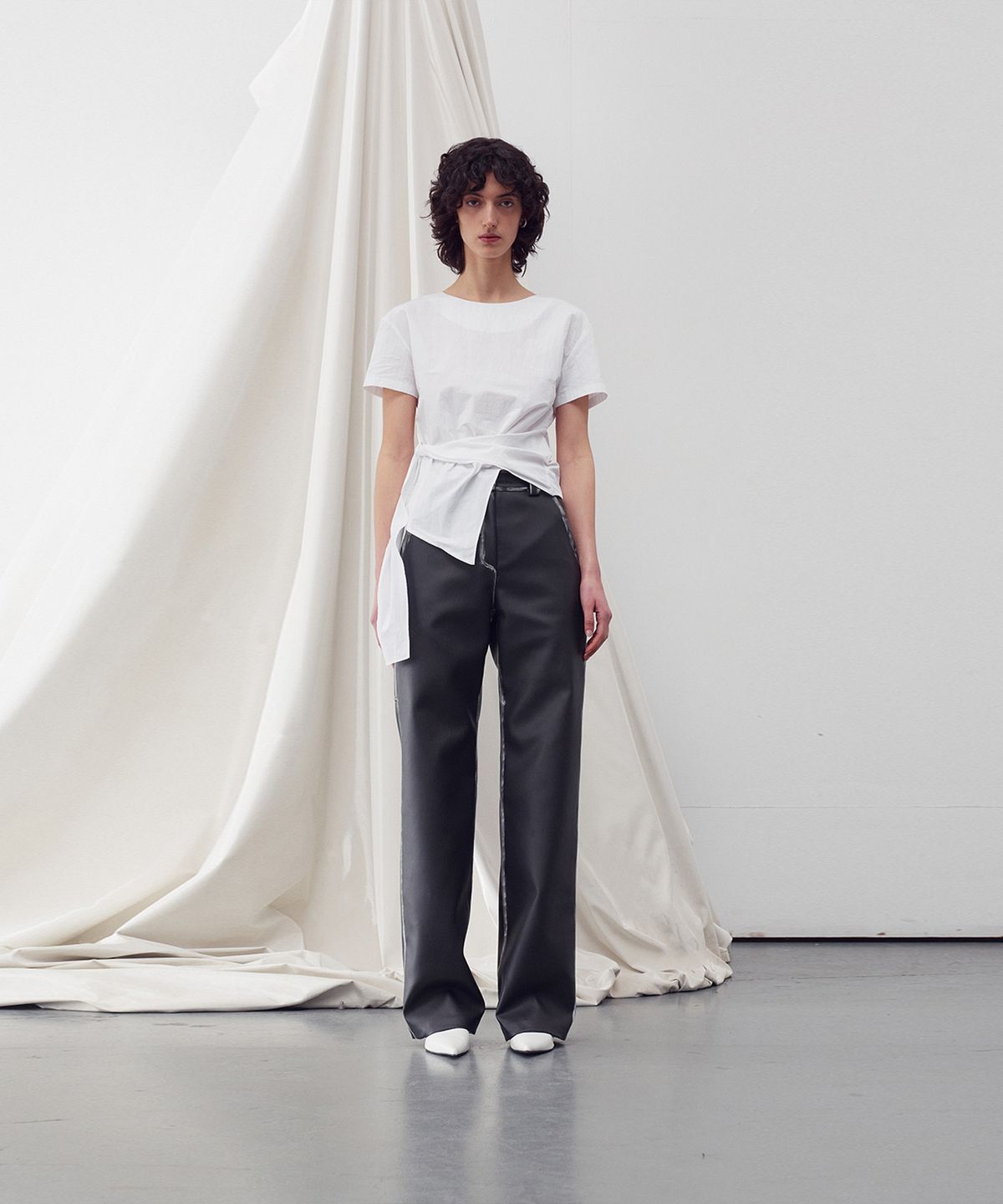 리이(RE RHEE) ASYMMETRIC HEM BLOUSE WHITE