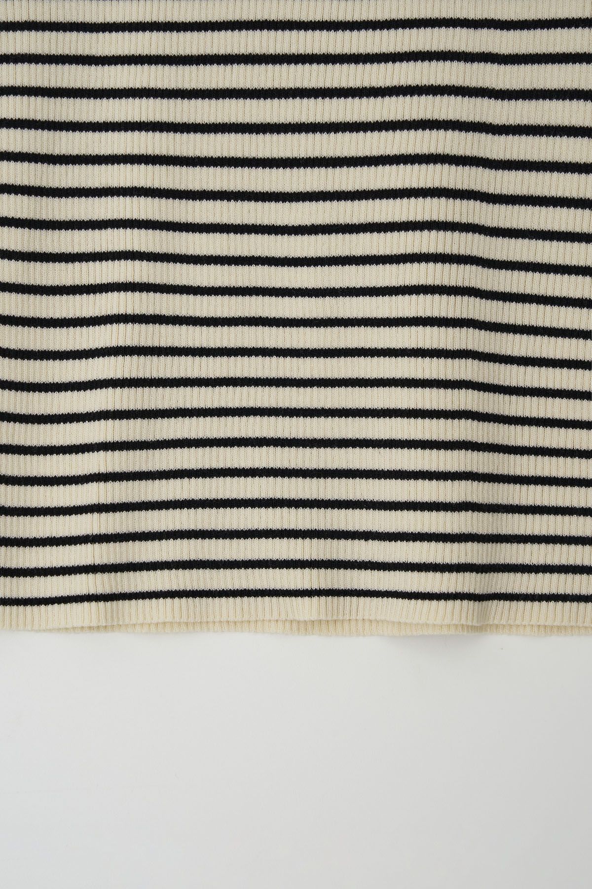 더페니(THE PENNY) STRIPE SLEEVELESS KNIT - Black