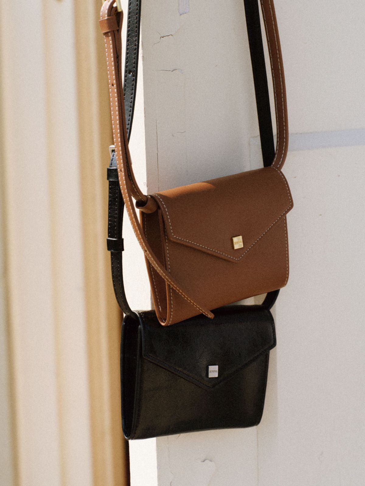 드메리엘(DEMERIEL) Belted Wallet Bag_2Colors