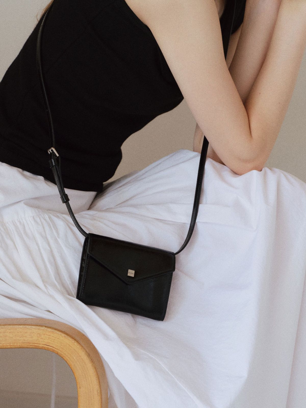 드메리엘(DEMERIEL) Belted Wallet Bag_2Colors