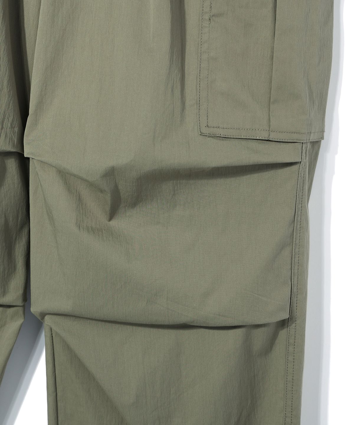 디스트나인(DISTN9NE) 와이드 파라슈트 로고 카고 팬츠 KHAKI (LO3PU724-048)