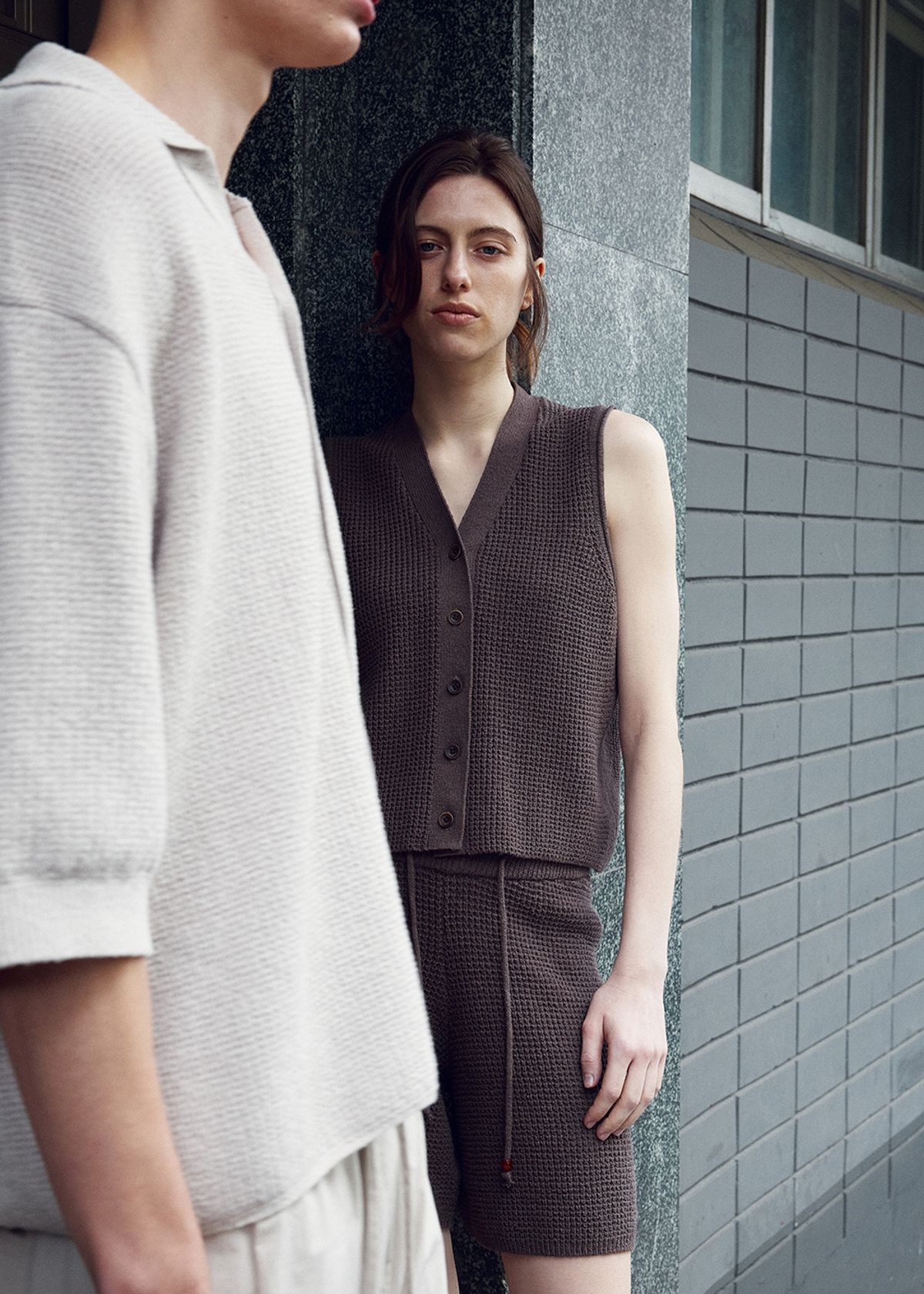 우마뭉(UMARMUNG) Cotton linen drawstring waist vest_Wood