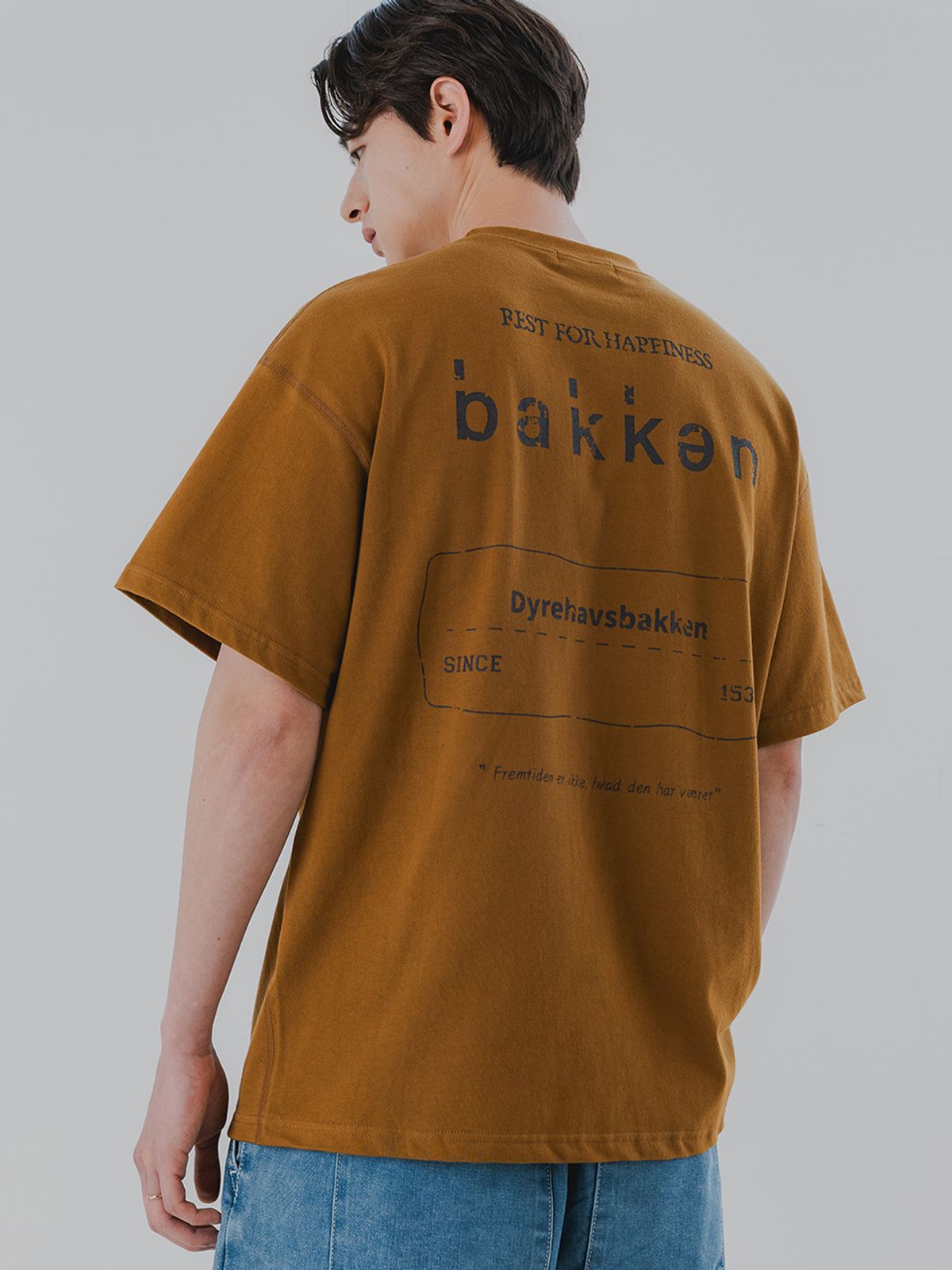 바켄(BAKKEN) Stamp Logo 반팔티셔츠 BK3983_머스터드