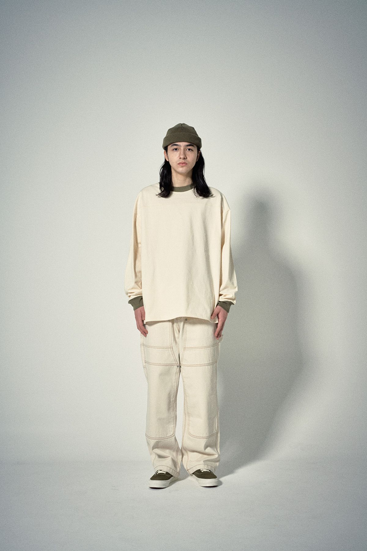히즈핸더(HISHANDER) ROUND PATCH LONG SLEEVE T-SHIRTS [Ecru / Olive]