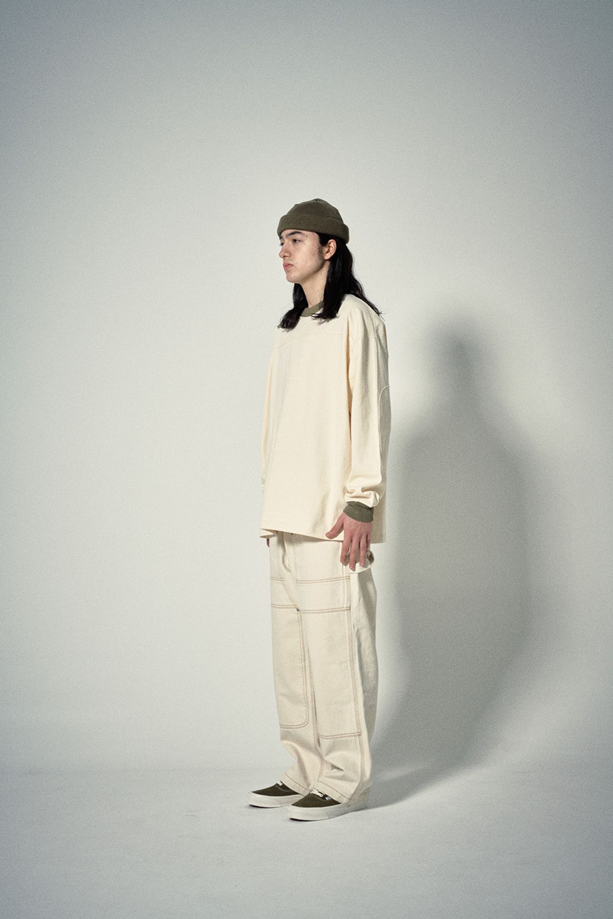 히즈핸더(HISHANDER) ROUND PATCH LONG SLEEVE T-SHIRTS [Ecru / Olive]
