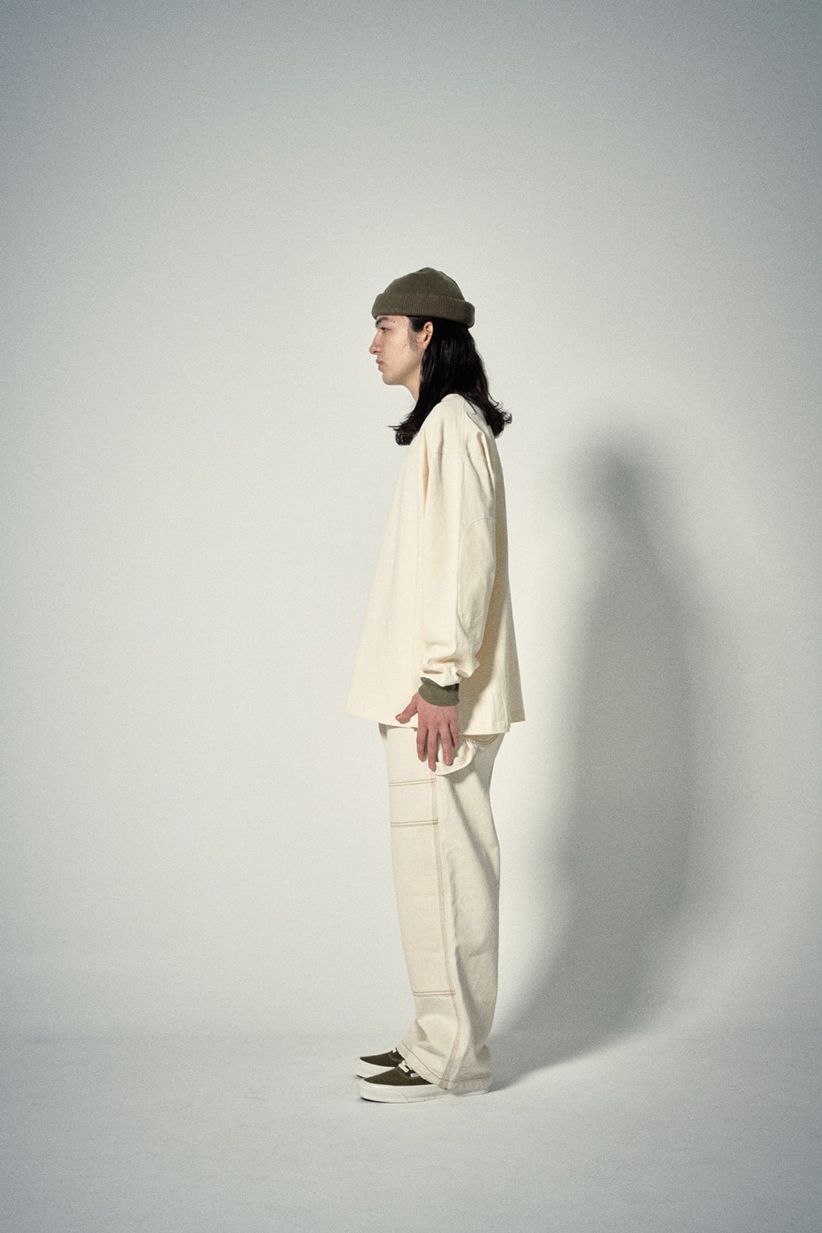 히즈핸더(HISHANDER) ROUND PATCH LONG SLEEVE T-SHIRTS [Ecru / Olive]
