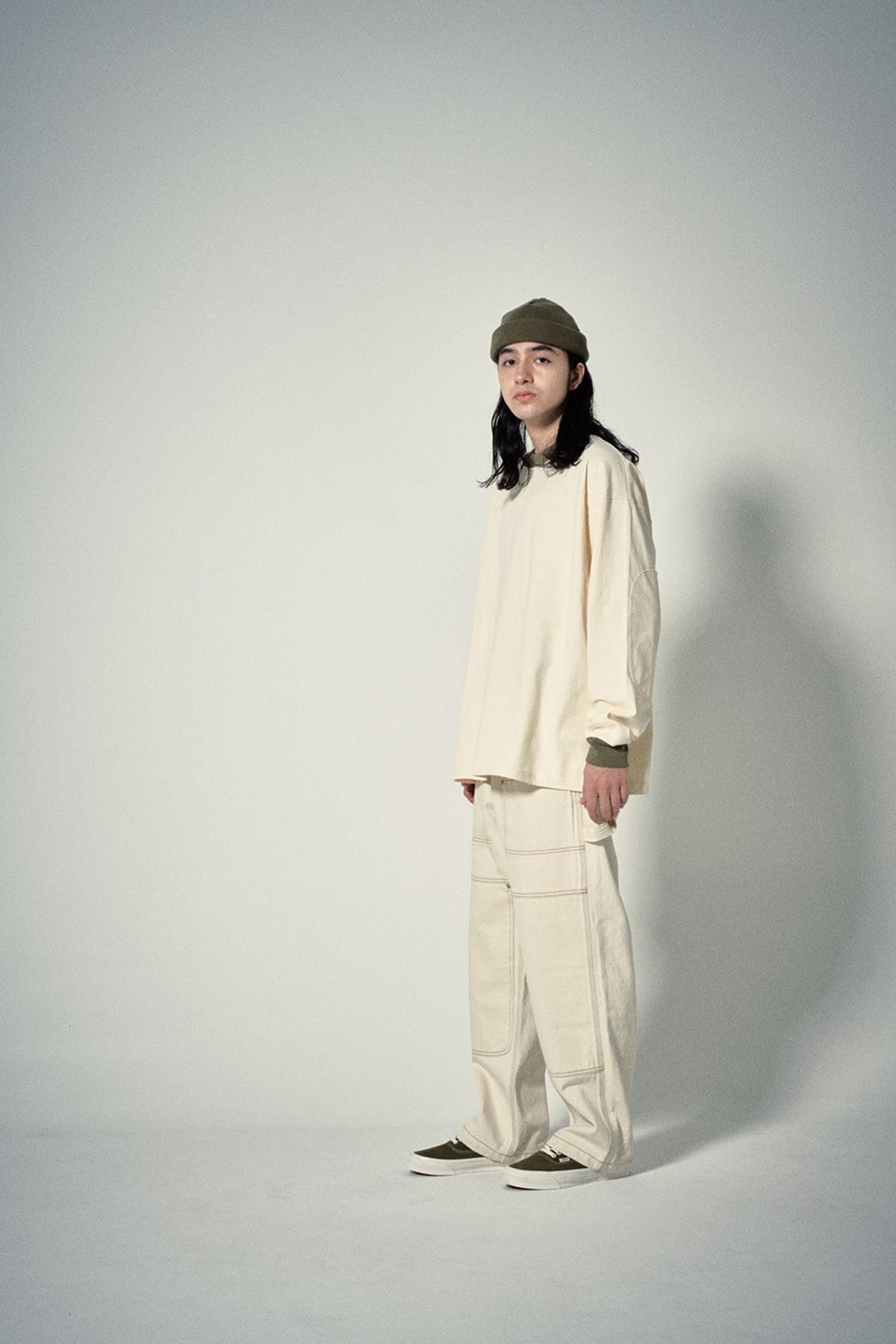 히즈핸더(HISHANDER) ROUND PATCH LONG SLEEVE T-SHIRTS [Ecru / Olive]