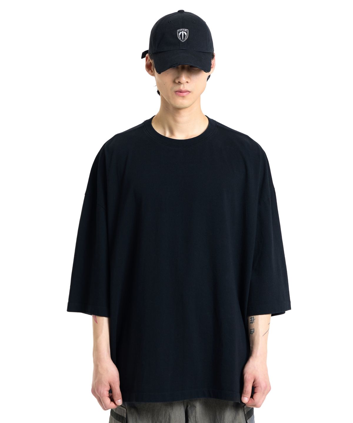 본바트(VONVAT) Signature Incision Coccoon Short Sleeve (Black)