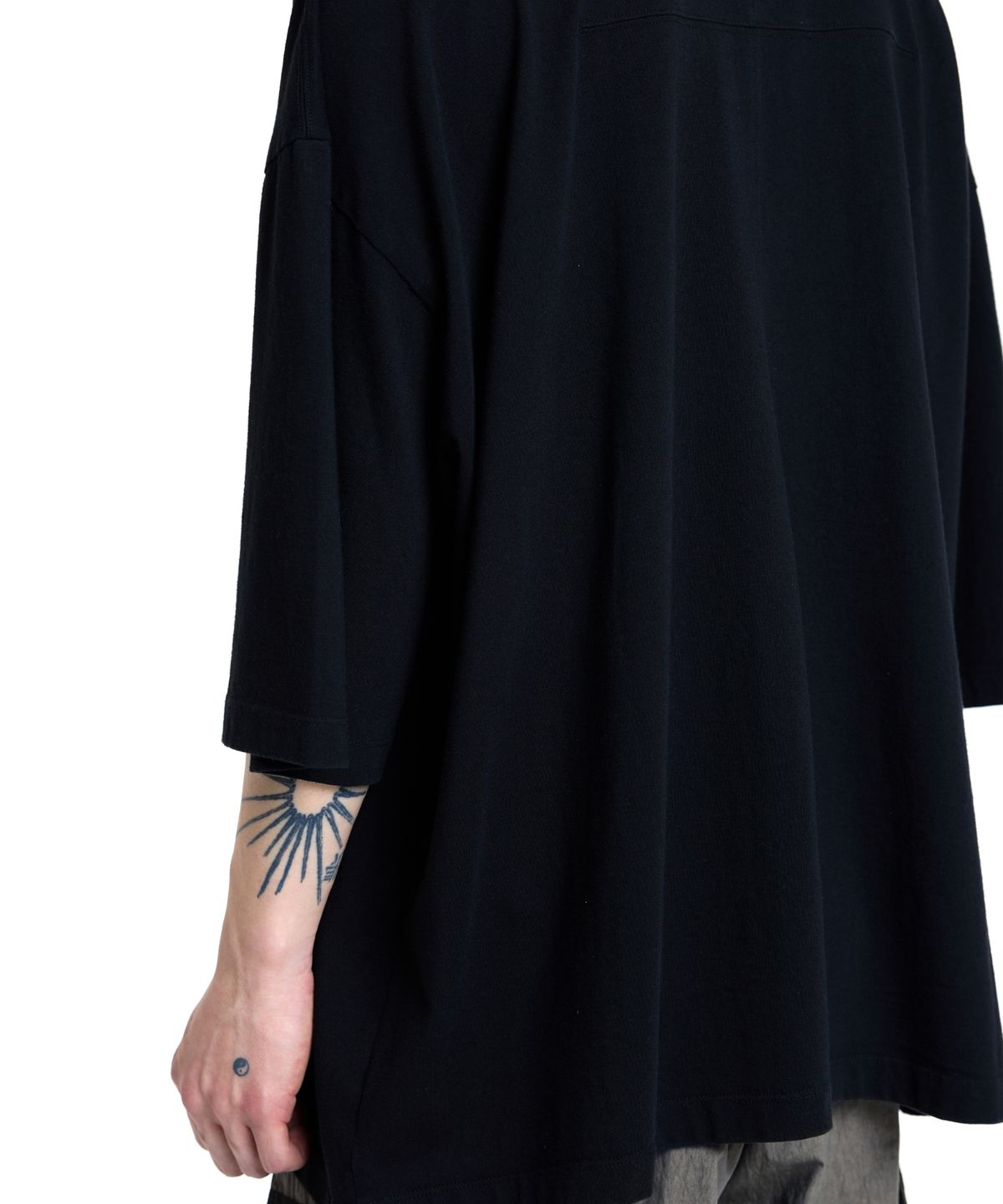 본바트(VONVAT) Signature Incision Coccoon Short Sleeve (Black)