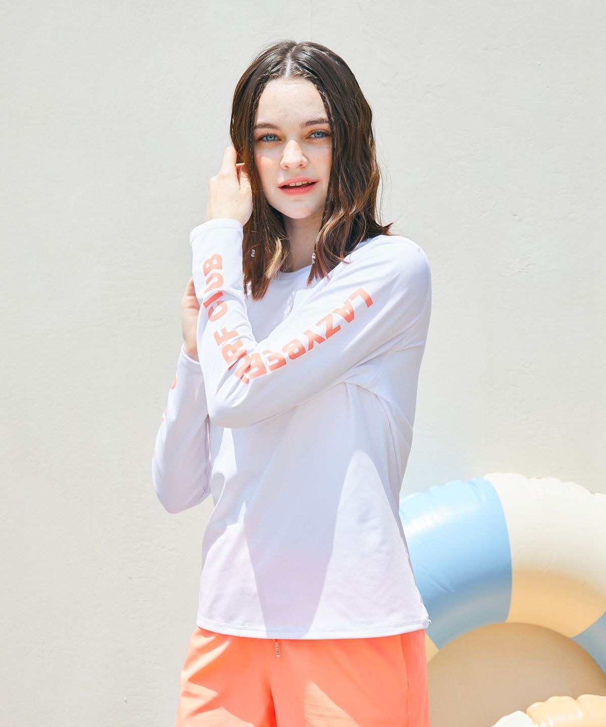 레이지비(LAZYBEE) 드라이쿨링 레터링 루즈핏 롱 슬리브 래쉬가드 W 화이트