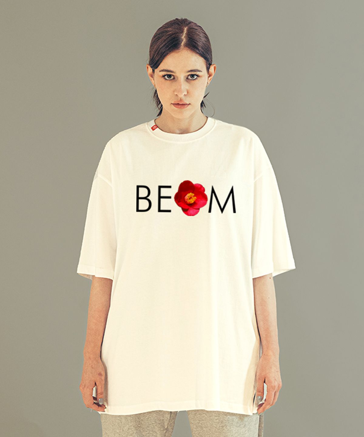 범(BEOM) BEOM 동백로고 오버핏 티셔츠 화이트