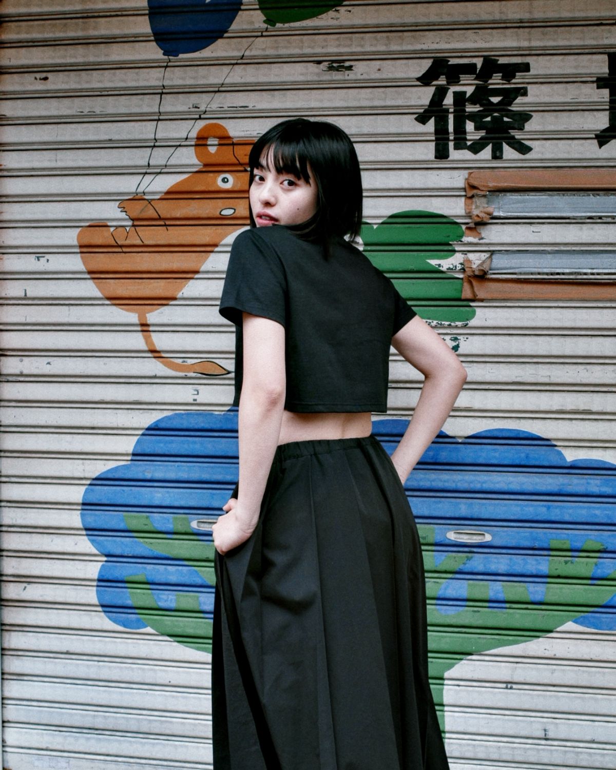 로액슈얼(LO AXUAL) HARMONY CROP T-SHIRTS_BLACK