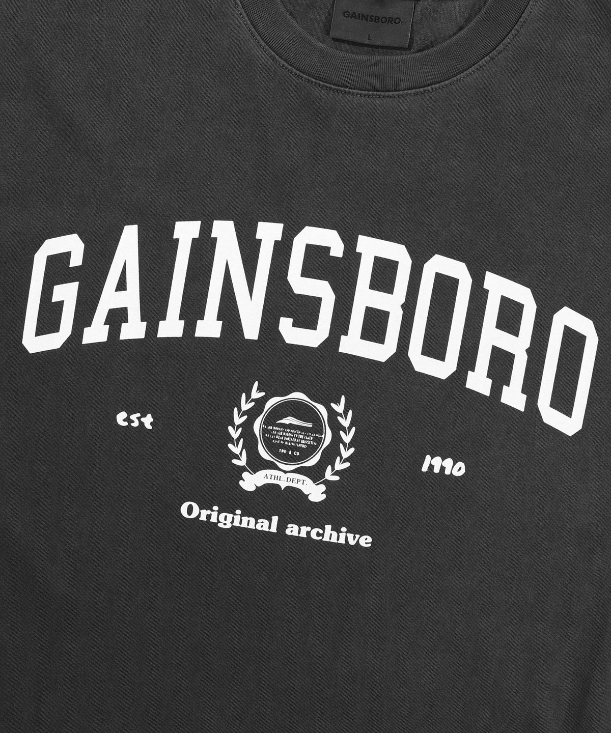 게인스보로(GAINSBORO) [쿨코튼] 피그먼트 아치레터링 티셔츠_다크그레이