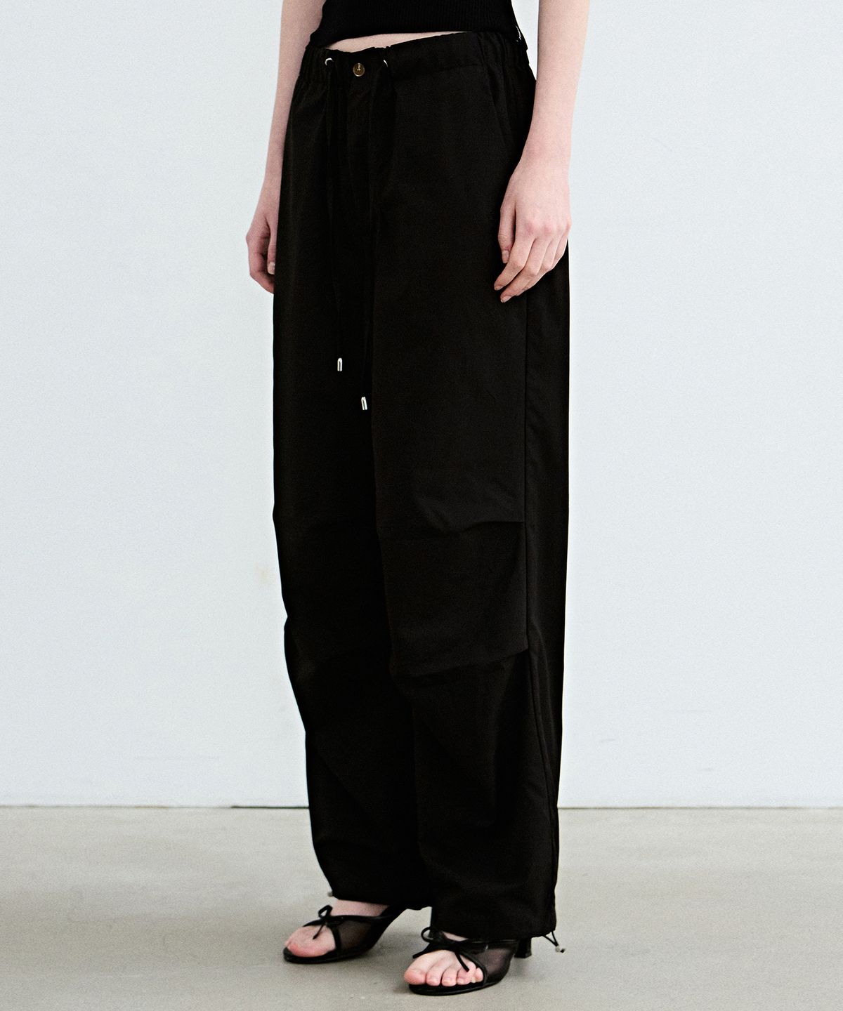 닉앤니콜(NICK&NICOLE) MINIMAL PARACHUTE PANTS_BLACK