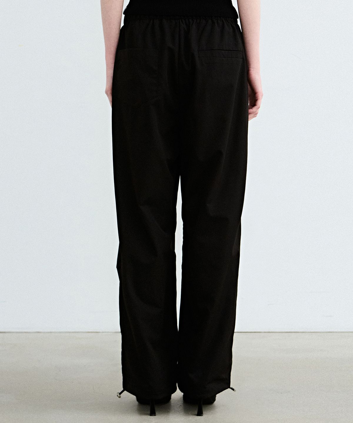 닉앤니콜(NICK&NICOLE) MINIMAL PARACHUTE PANTS_BLACK