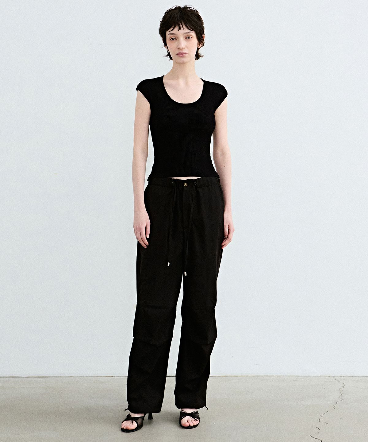 닉앤니콜(NICK&NICOLE) MINIMAL PARACHUTE PANTS_BLACK