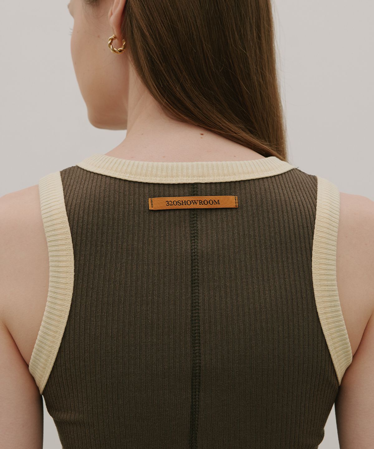 320쇼룸(320SHOWROOM) Ribbed Color-Blocked Sleeveless T Khaki