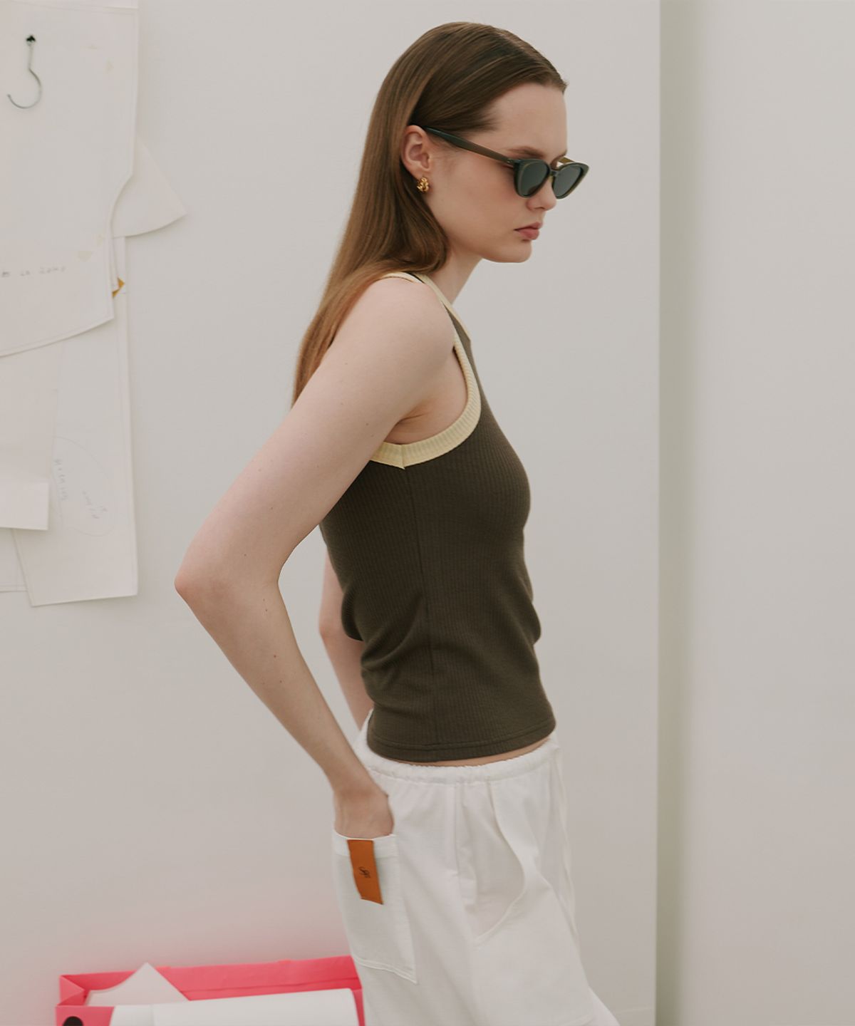 320쇼룸(320SHOWROOM) Ribbed Color-Blocked Sleeveless T Khaki