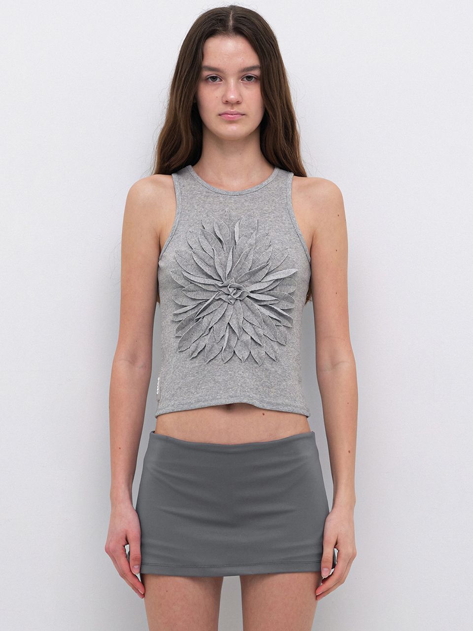 MUSINSA公式 | CERRIC FLOWER POINTED SLEEVELESS / LIGHT GRAY