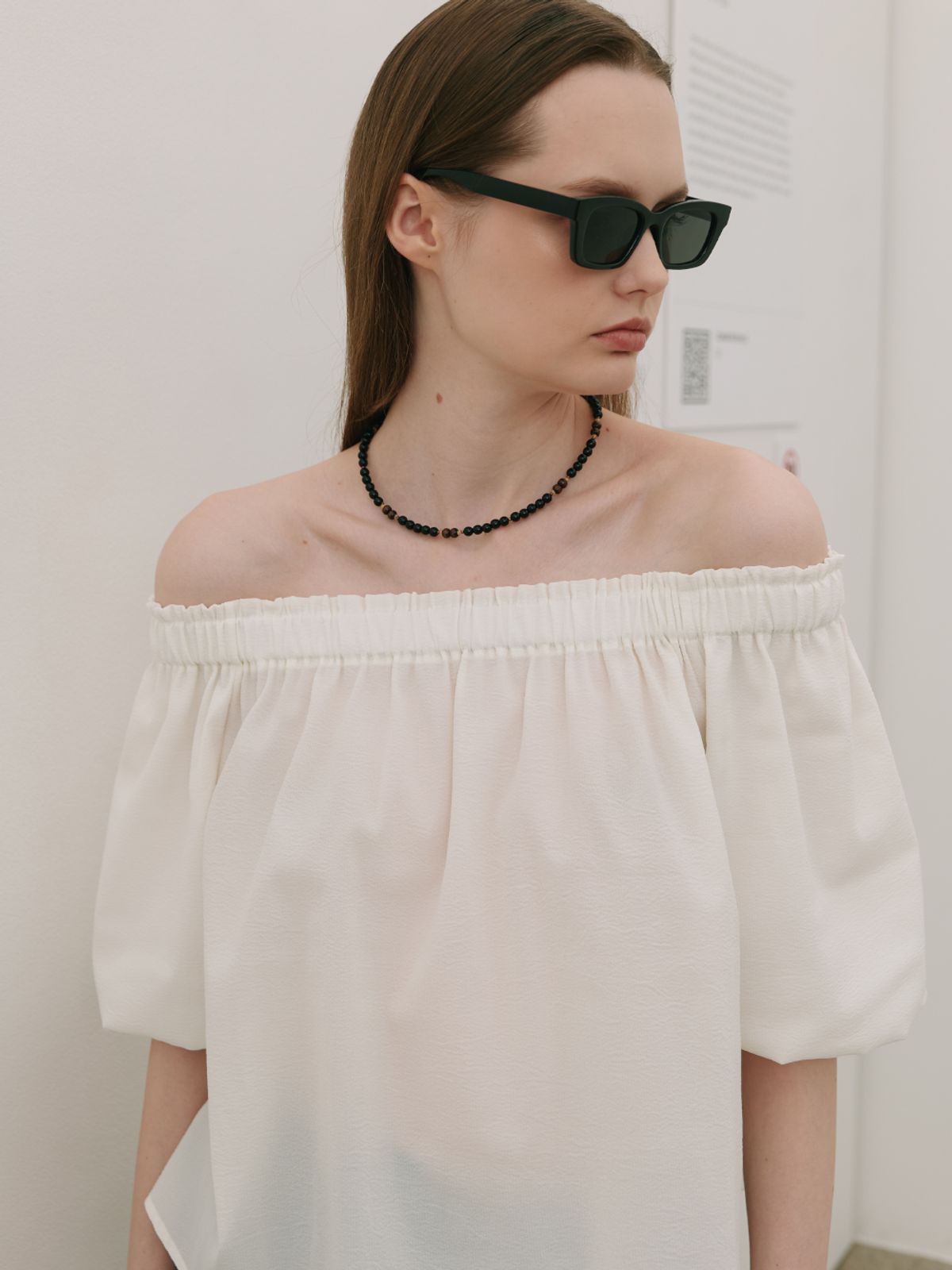 320쇼룸(320SHOWROOM) Off-Shoulder Shirred Blouse White