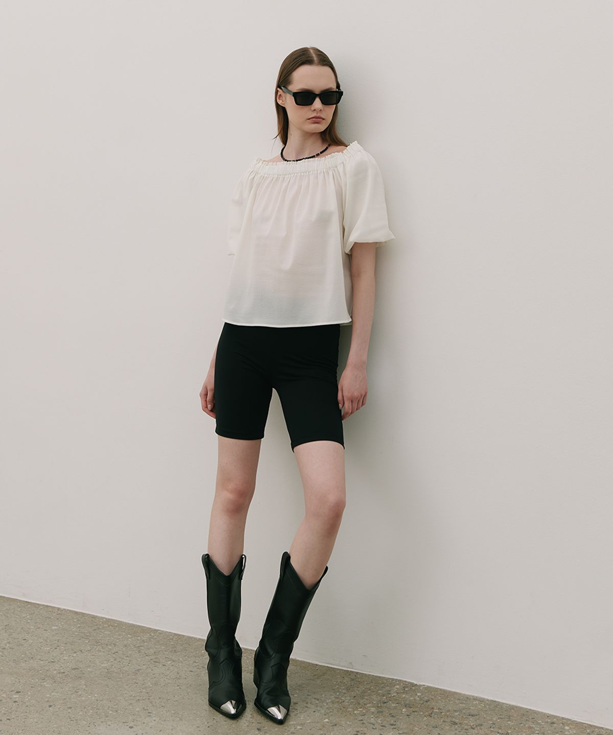 320쇼룸(320SHOWROOM) Off-Shoulder Shirred Blouse White