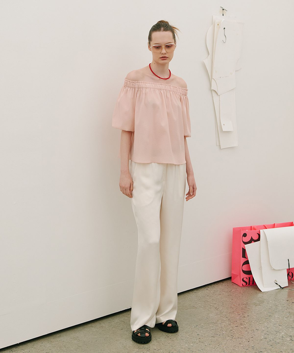 320쇼룸(320SHOWROOM) Off-Shoulder Shirred Blouse Baby pink
