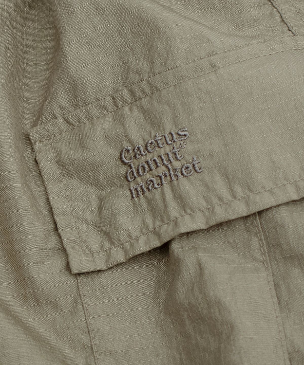 캑터스도넛마켓(CACTUSDONUTMARKET) Nylon Pin-tuck Cargo Pants - Beige
