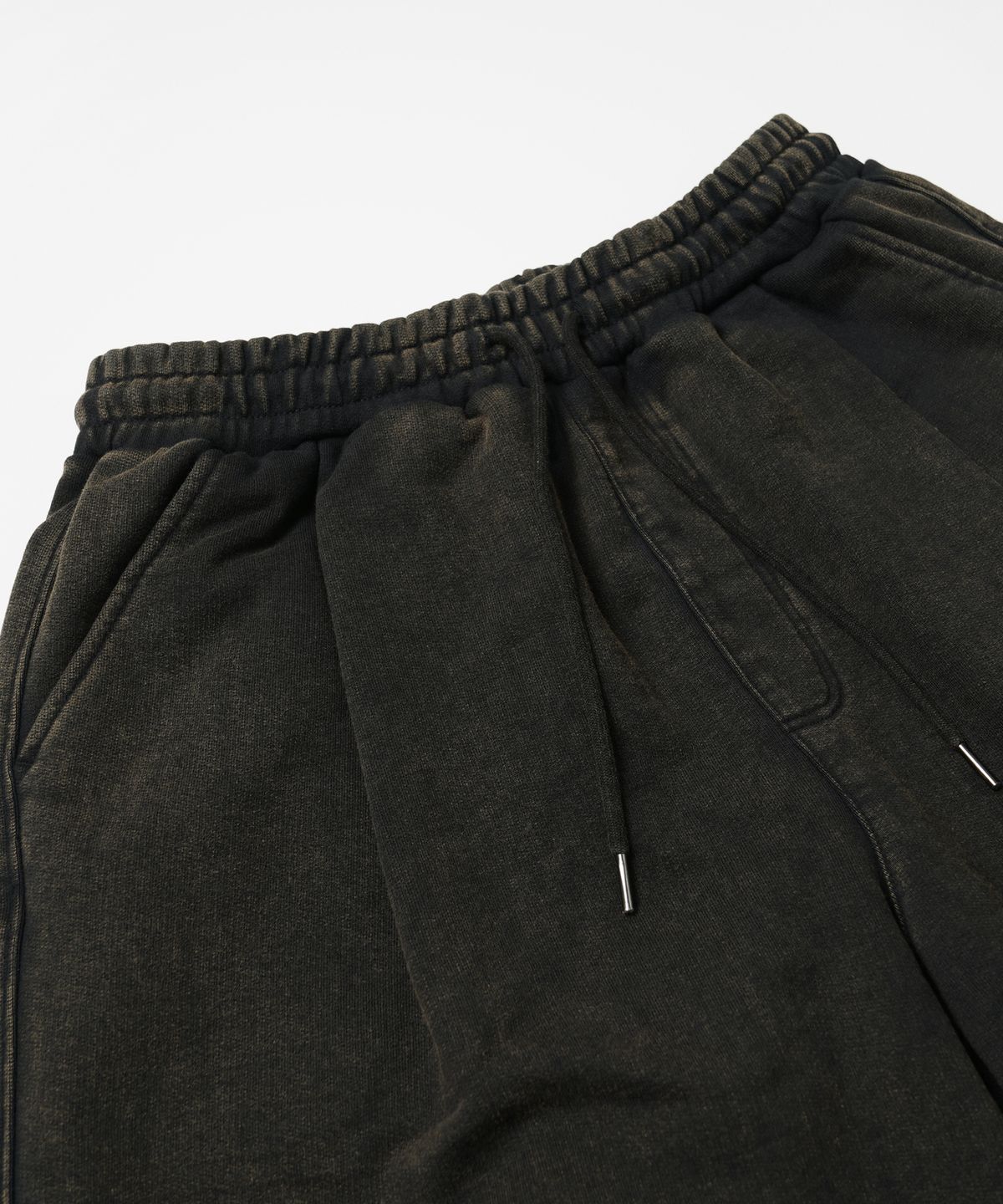 프리즘웍스(FRIZMWORKS) POUCH POCKET SWEAT SHORTS _ BLACK BROWN
