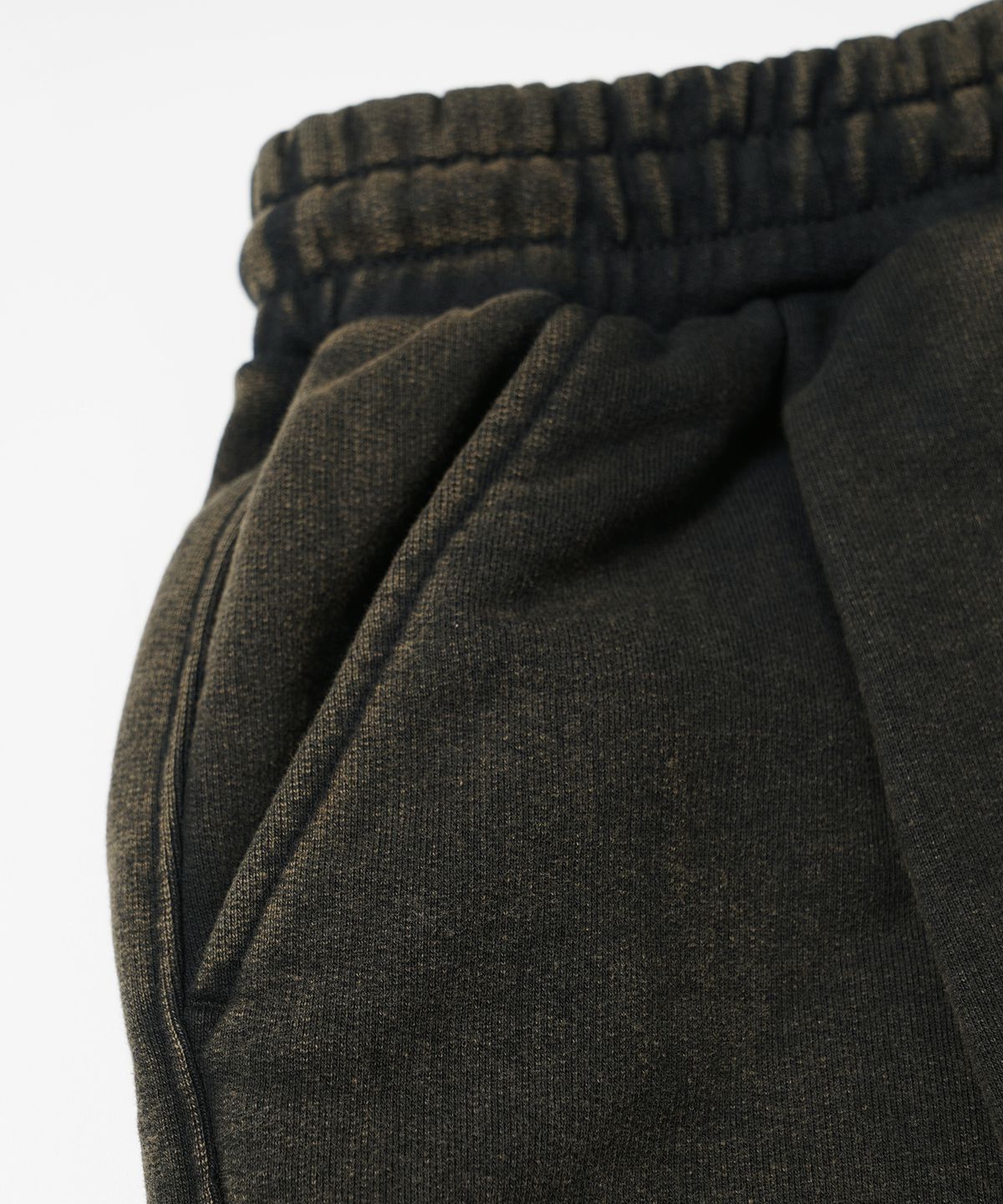 프리즘웍스(FRIZMWORKS) POUCH POCKET SWEAT SHORTS _ BLACK BROWN