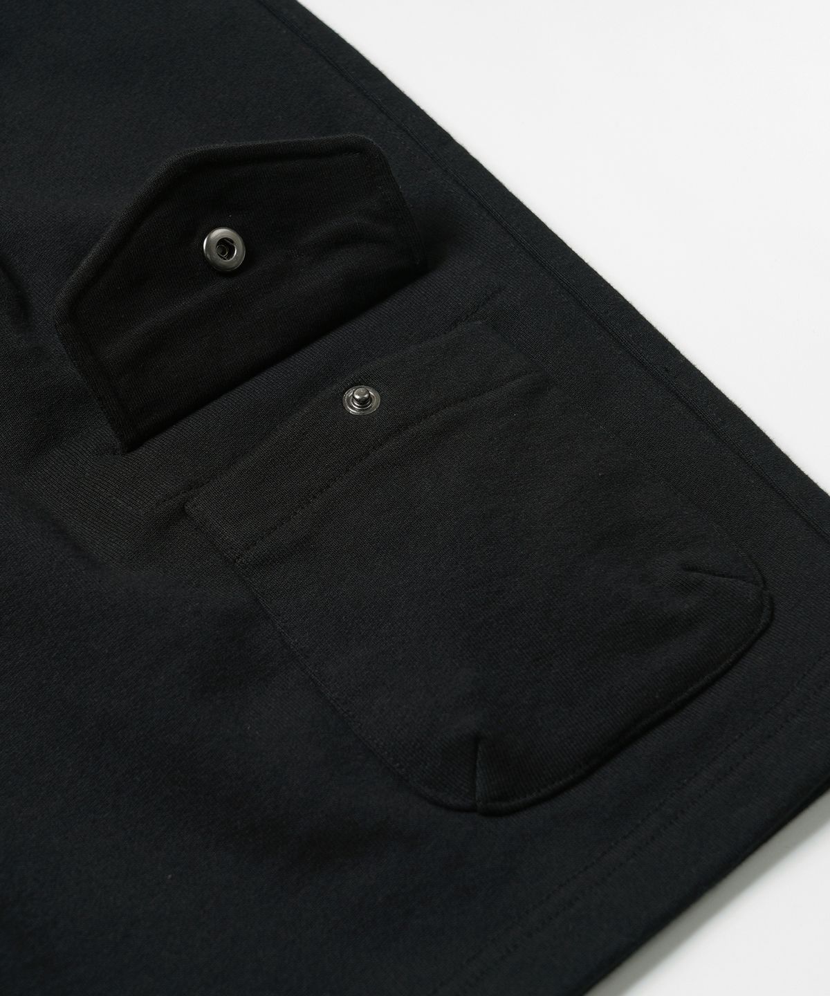 프리즘웍스(FRIZMWORKS) POUCH POCKET SWEAT SHORTS _ BLACK