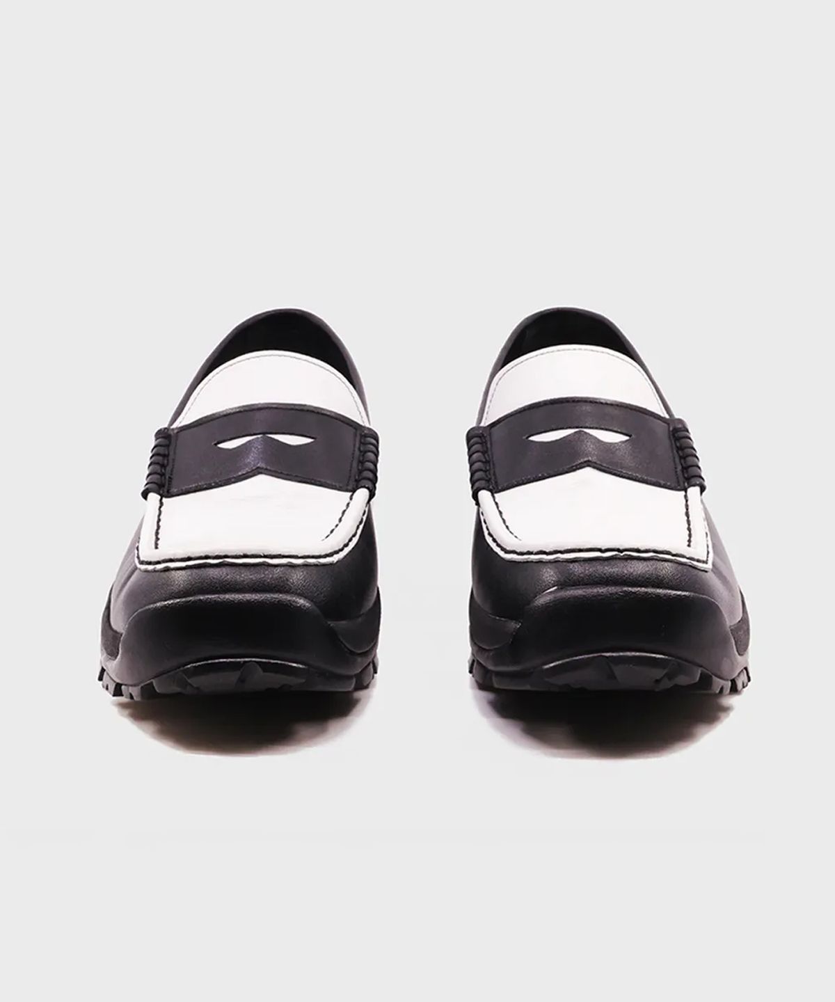 야세(YASE) 크러쉬 카우하이드 로퍼 화이트