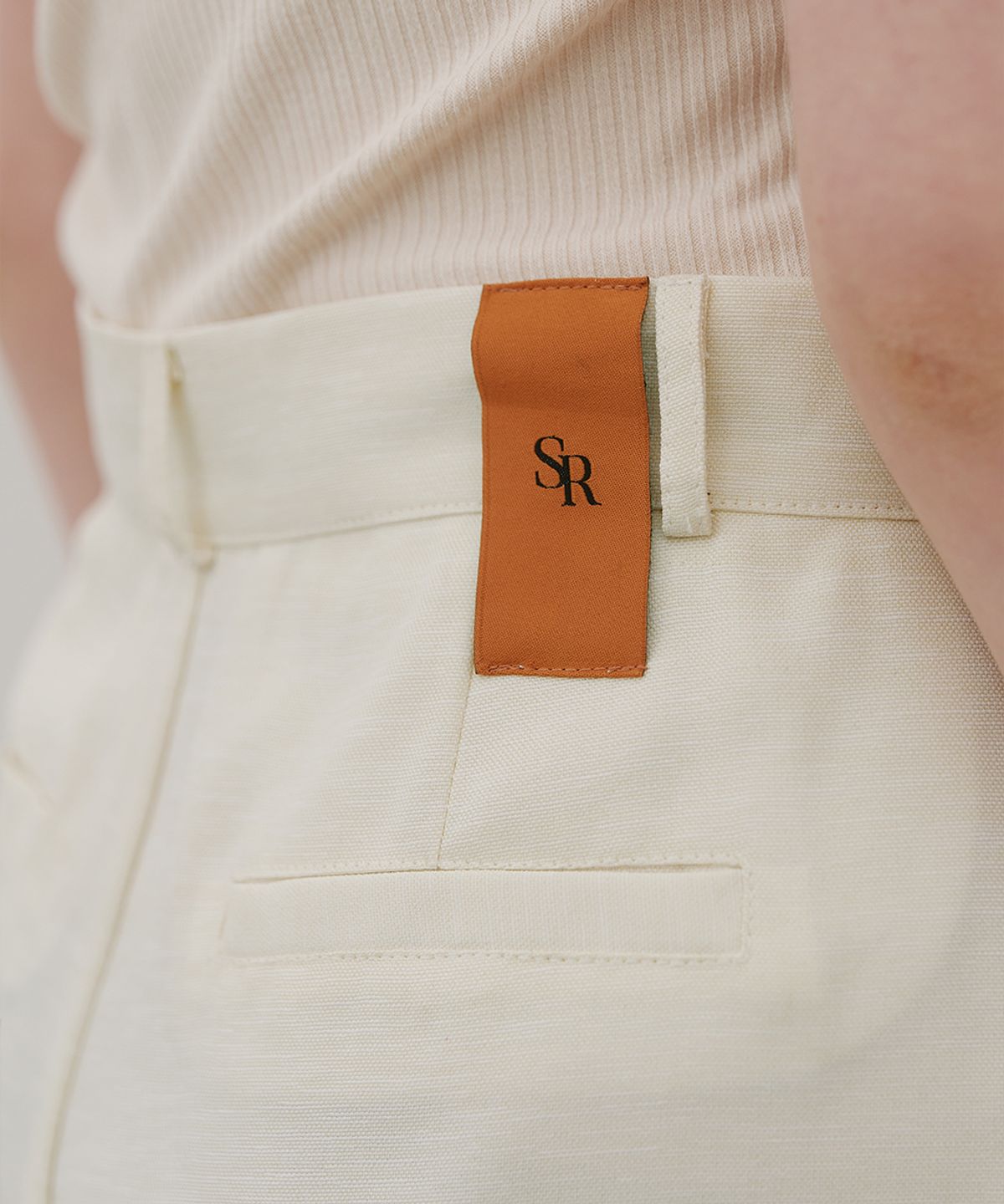 320쇼룸(320SHOWROOM) Utility Half Pintuck Shorts Cream