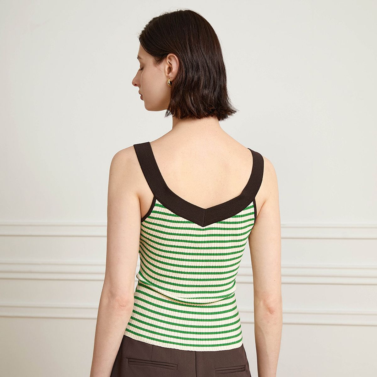 와이와이아이엠(YYIAM) YY_V-neck slim fit sleeveless top