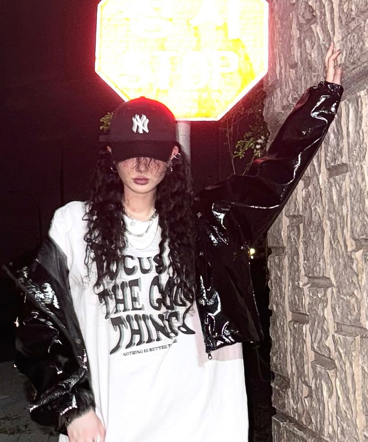 낫띵이즈베럴댄미(NOTHINGISBETTERTHANME) GEOMETRY LETTERING TEE_white