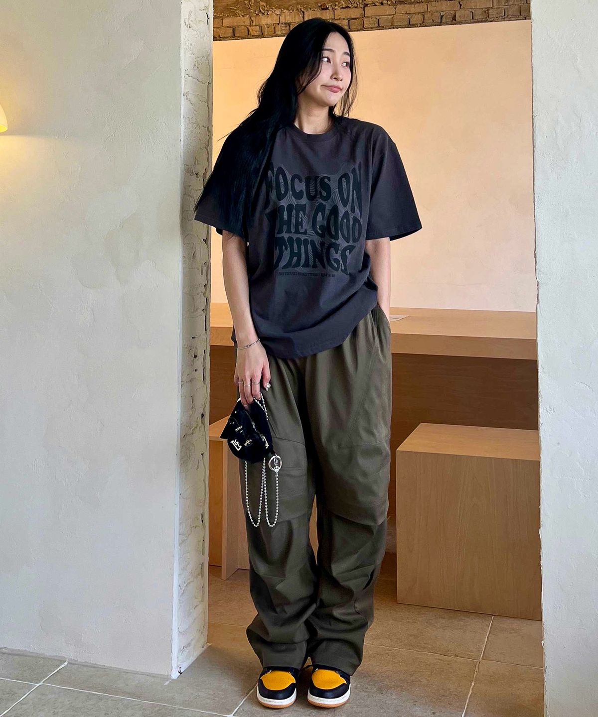낫띵이즈베럴댄미(NOTHINGISBETTERTHANME) GEOMETRY LETTERING TEE_charcoal