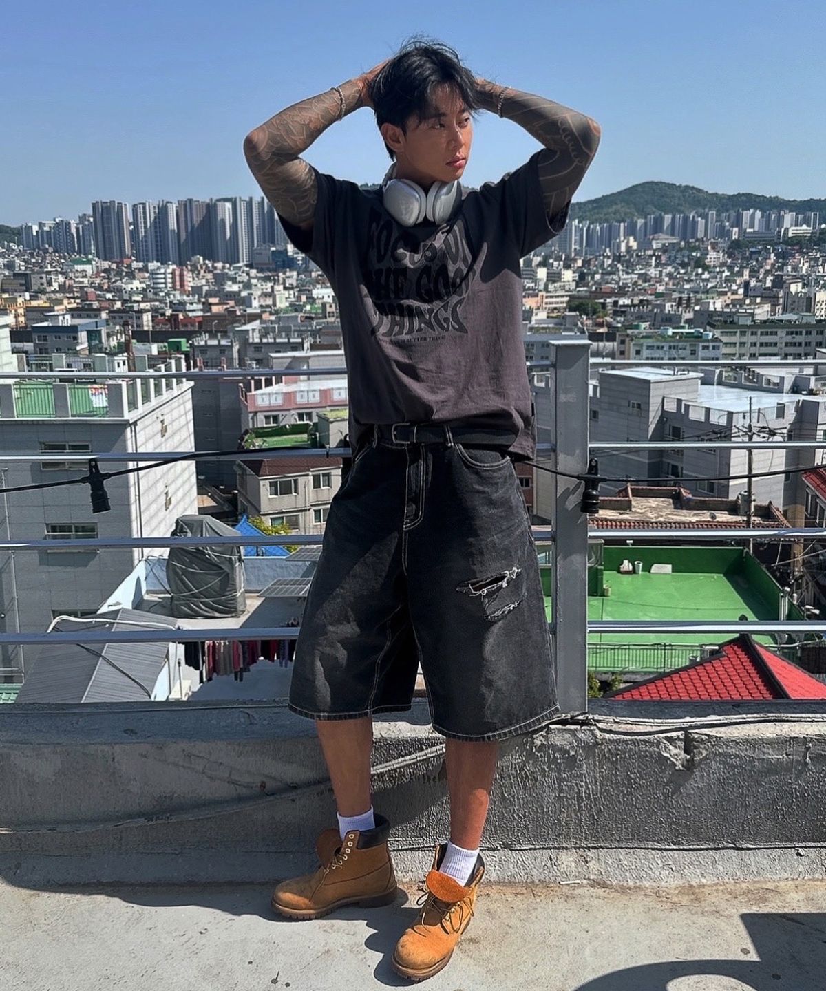 낫띵이즈베럴댄미(NOTHINGISBETTERTHANME) GEOMETRY LETTERING TEE_charcoal