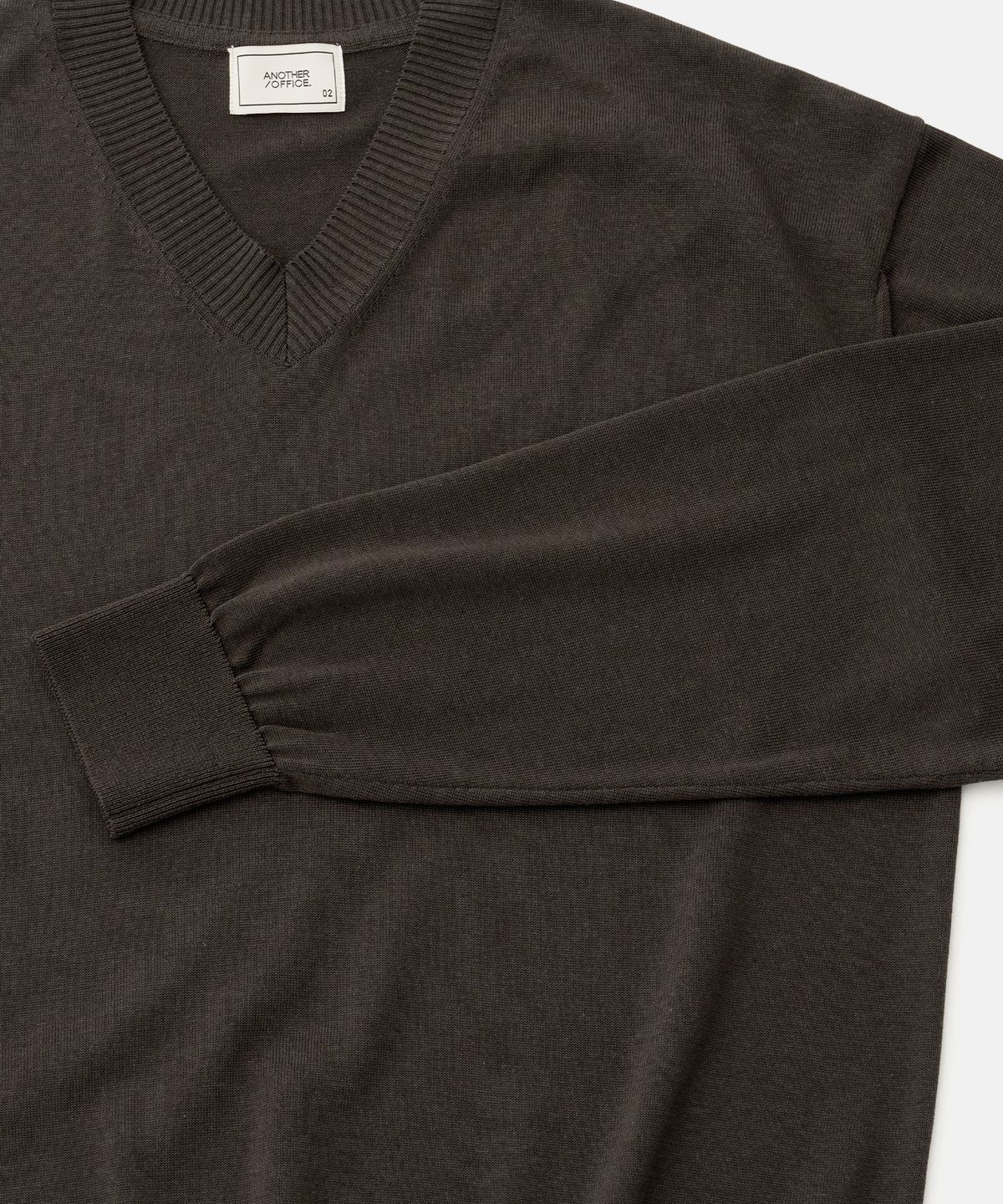 어나더 오피스(ANOTHER OFFICE) Current Silk V-neck Knit (Pewter)