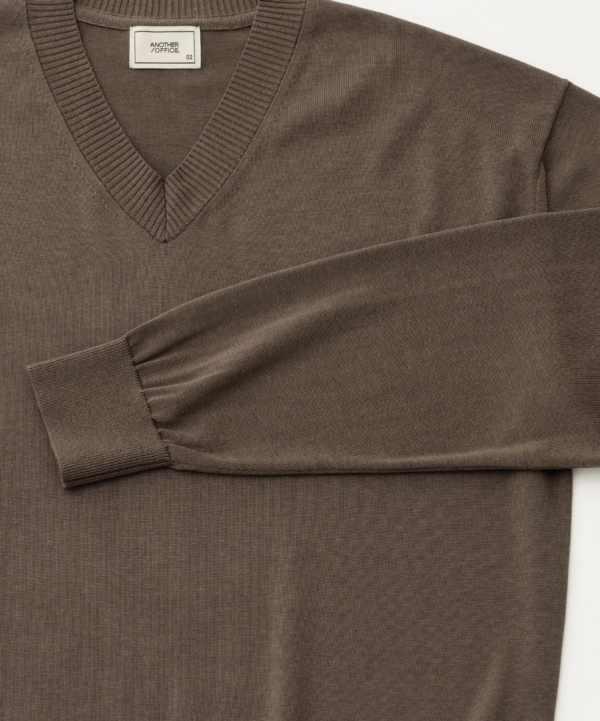 어나더 오피스(ANOTHER OFFICE) Current Silk V-neck Knit (Mild Brown)