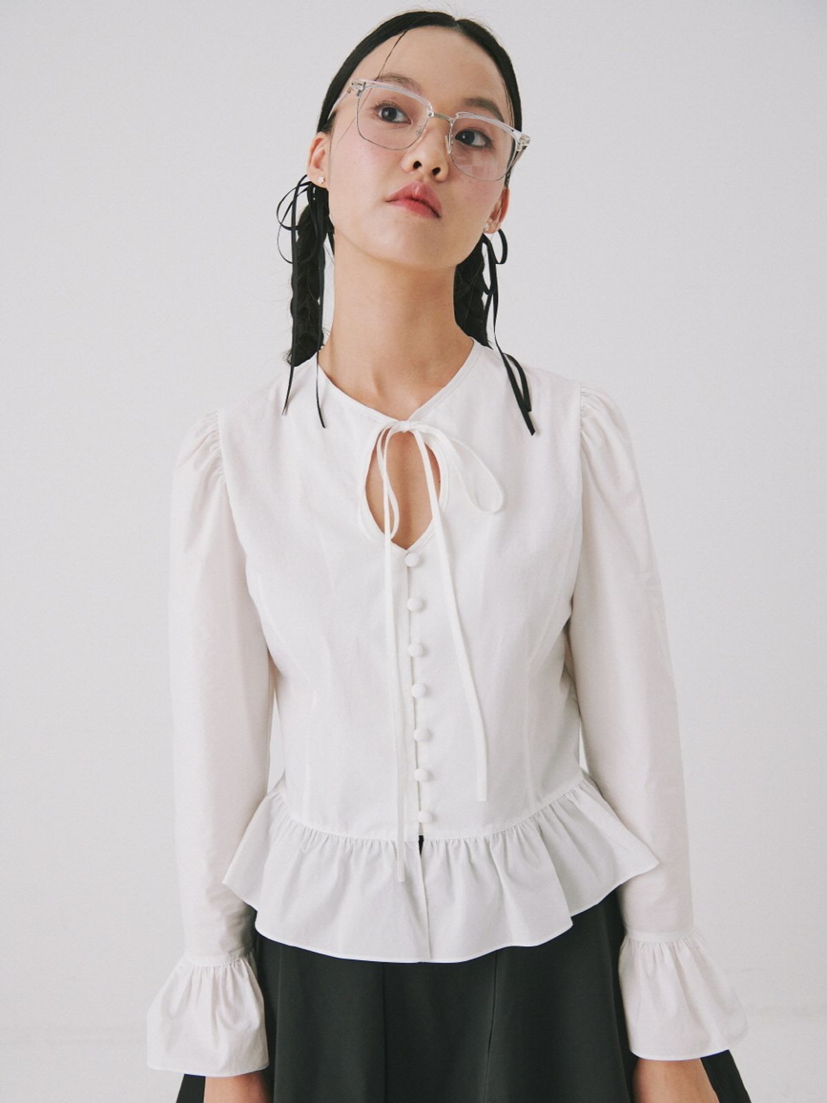 나루강(NARU KANG) White cutout Ribbon Blouse