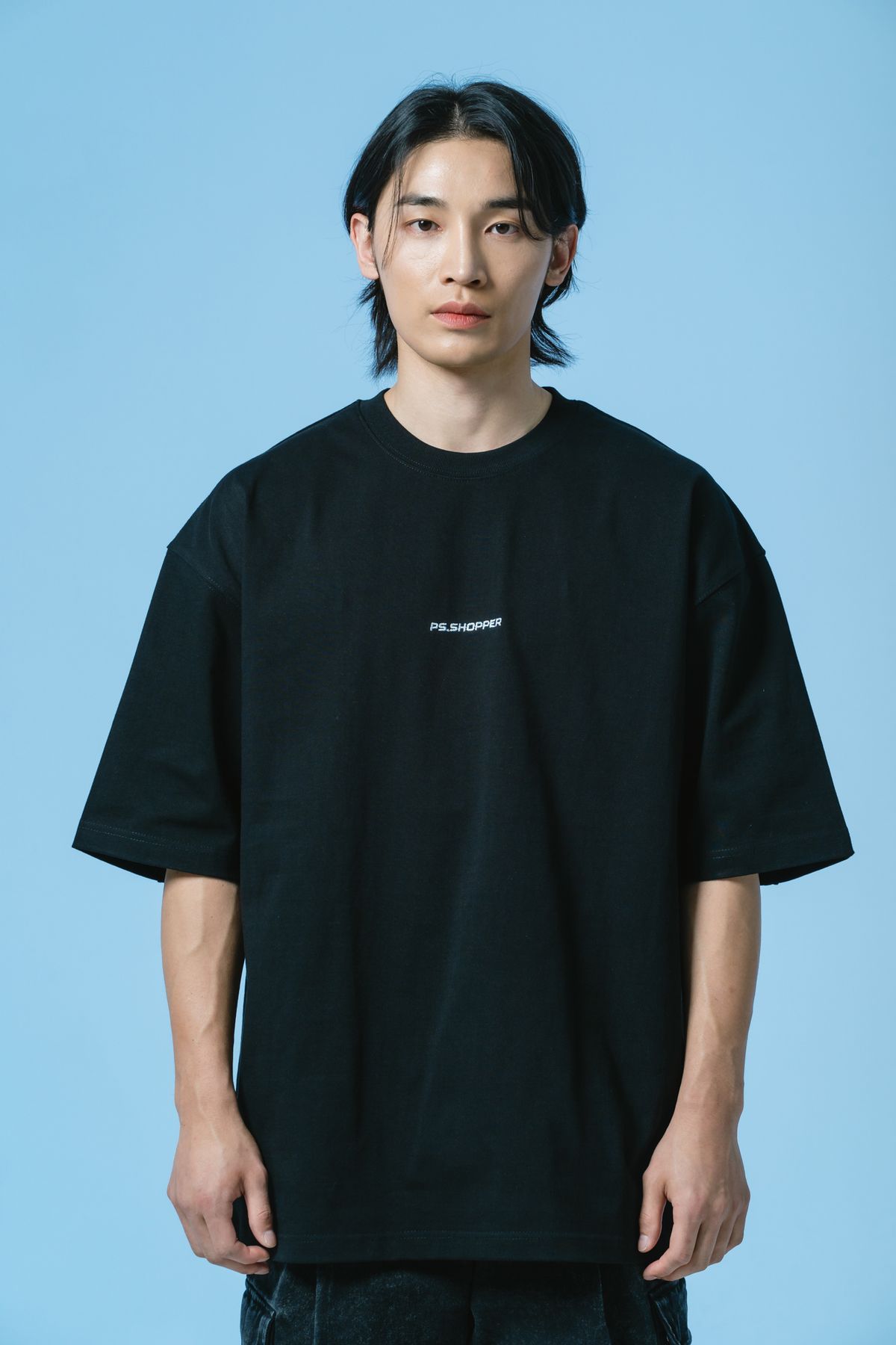 피에스쇼퍼(PSSHOPPER) 스몰로고 뒤판 절개 숏슬리브(반팔티셔츠) [블랙]