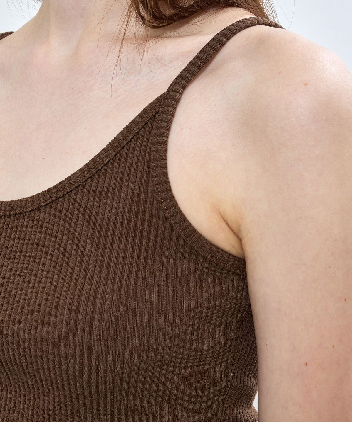 노티아(NOTIA) SLIM STRETCH SLEEVELESS TOP - BROWN