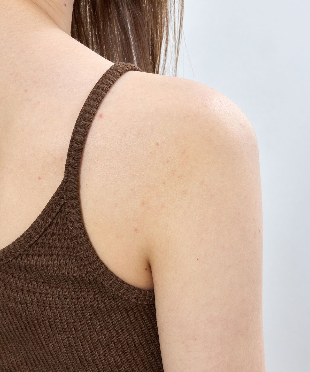노티아(NOTIA) SLIM STRETCH SLEEVELESS TOP - BROWN