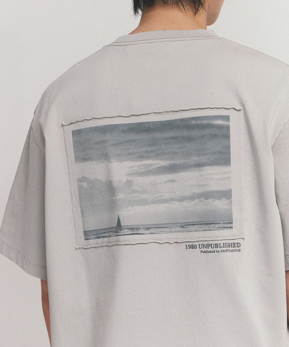 이스트로그(EASTLOGUE) FRAME CUTTING T-SHIRT_DUST BLUE
