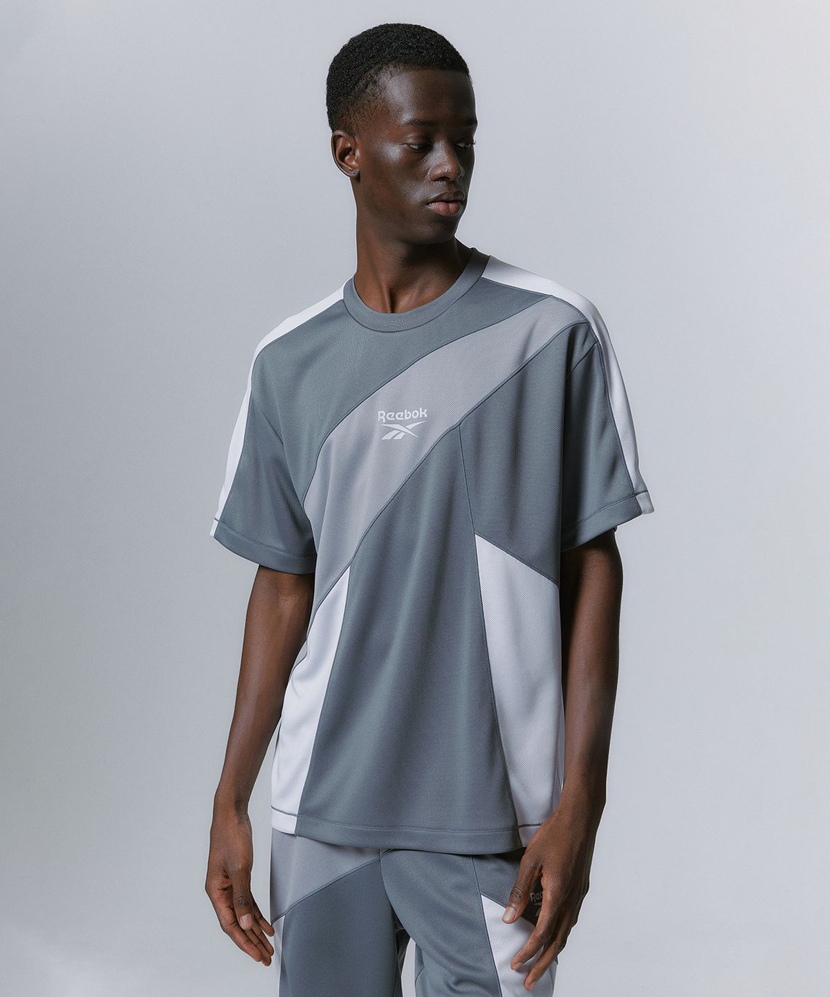 리복(REEBOK) 패널드 벡터 메쉬 티셔츠 - 그레이