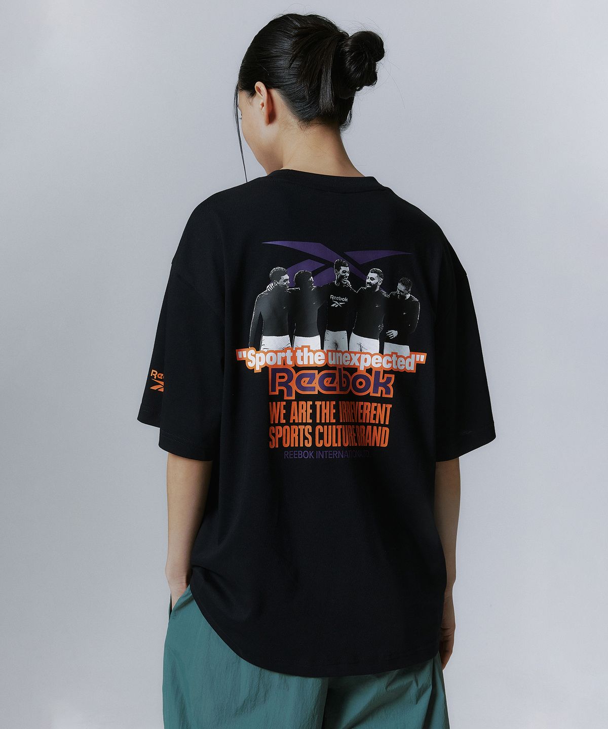 리복(REEBOK) TEAM SPORTS 그래픽 티셔츠 - 블랙