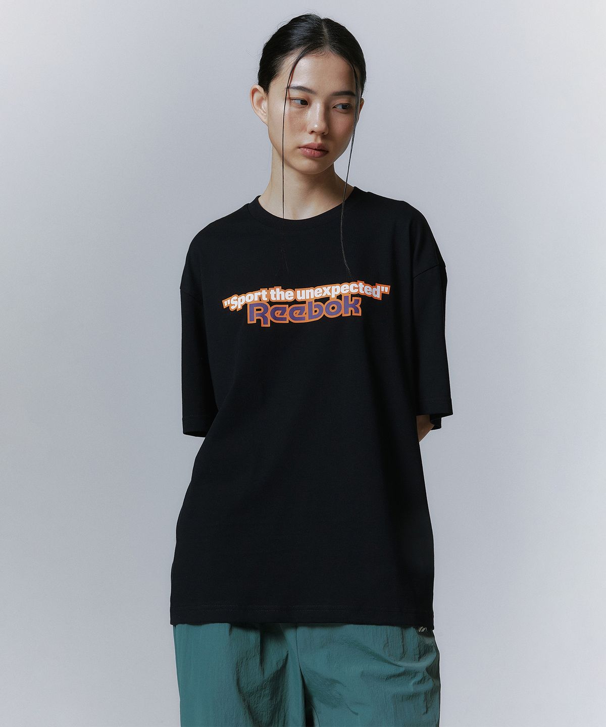 리복(REEBOK) TEAM SPORTS 그래픽 티셔츠 - 블랙