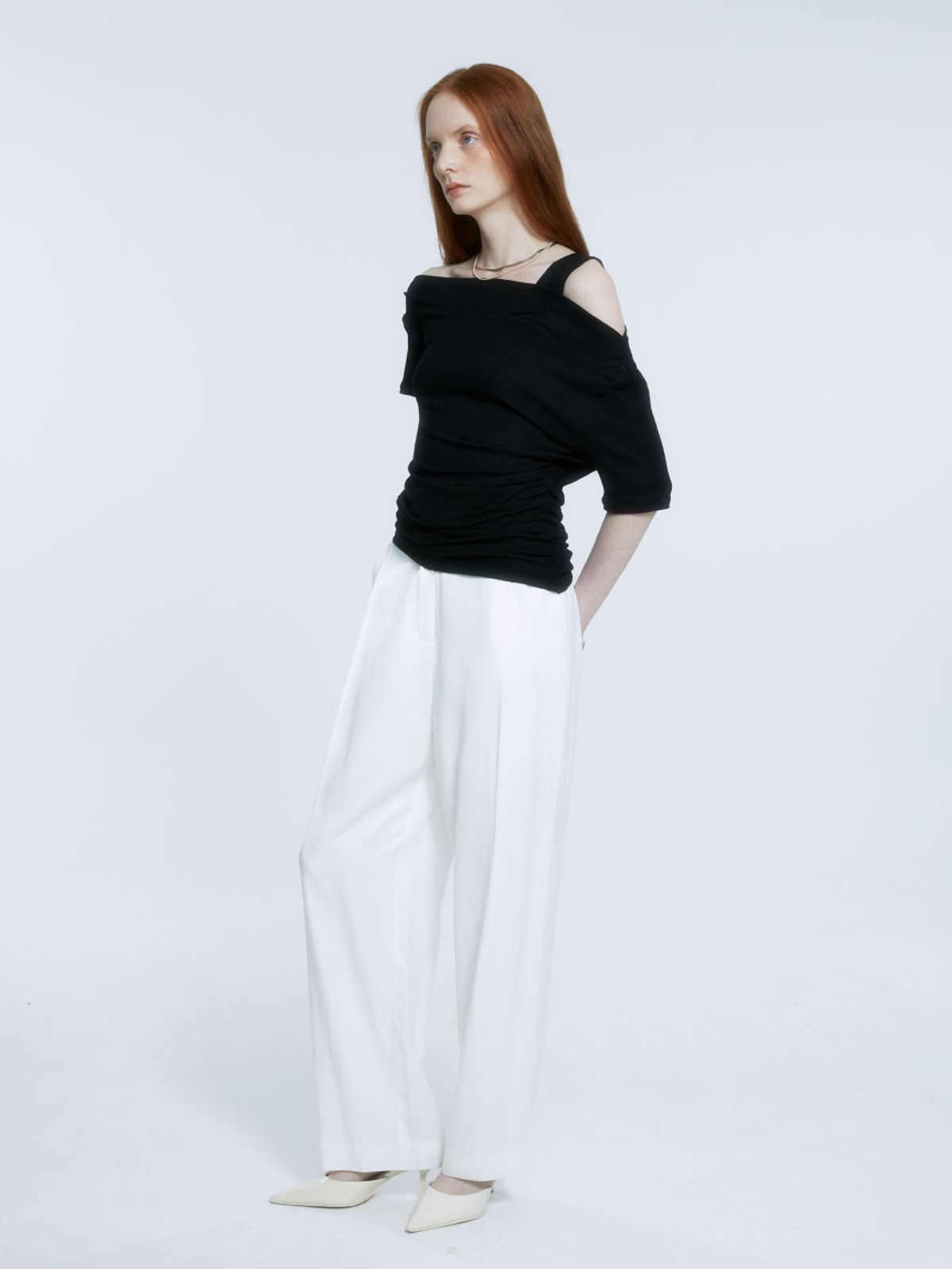 뮤제(MUSEE) SAINT-GERMAIN Unbalanced Off-Shoulder Jersey Top_Black