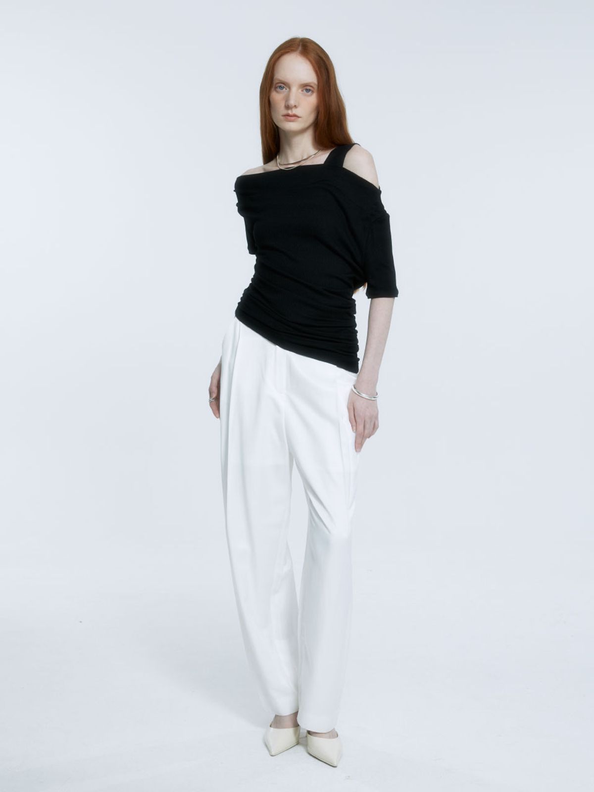 뮤제(MUSEE) SAINT-GERMAIN Unbalanced Off-Shoulder Jersey Top_Black
